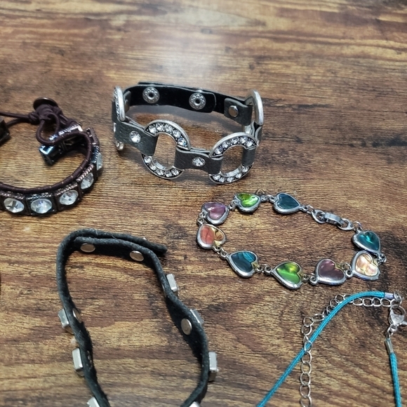 Bracelet bundle of 8 mixed styles, hearts, sea shells - Picture 4 of 8